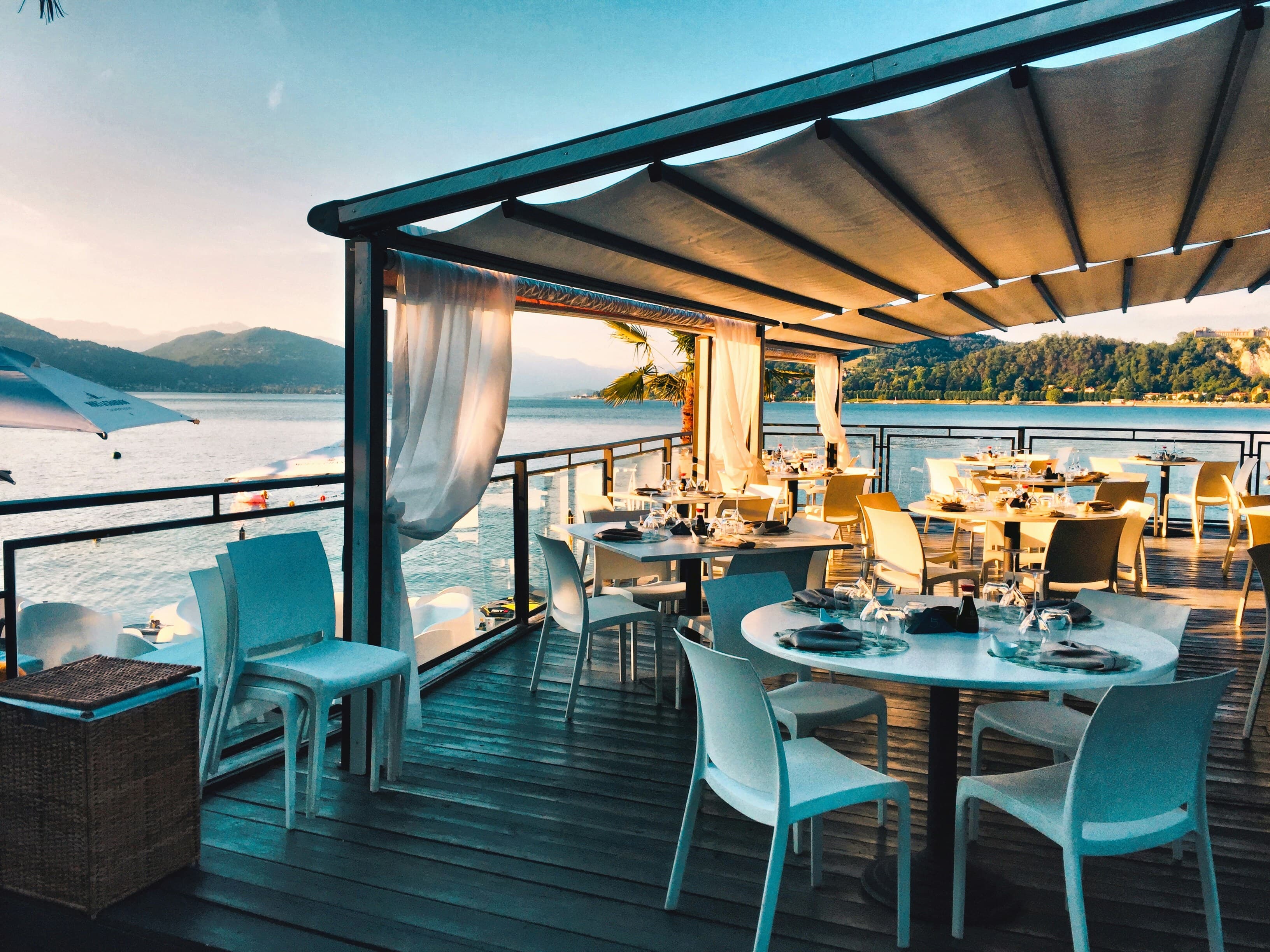 Terrasse du restaurant au coucher du soleil