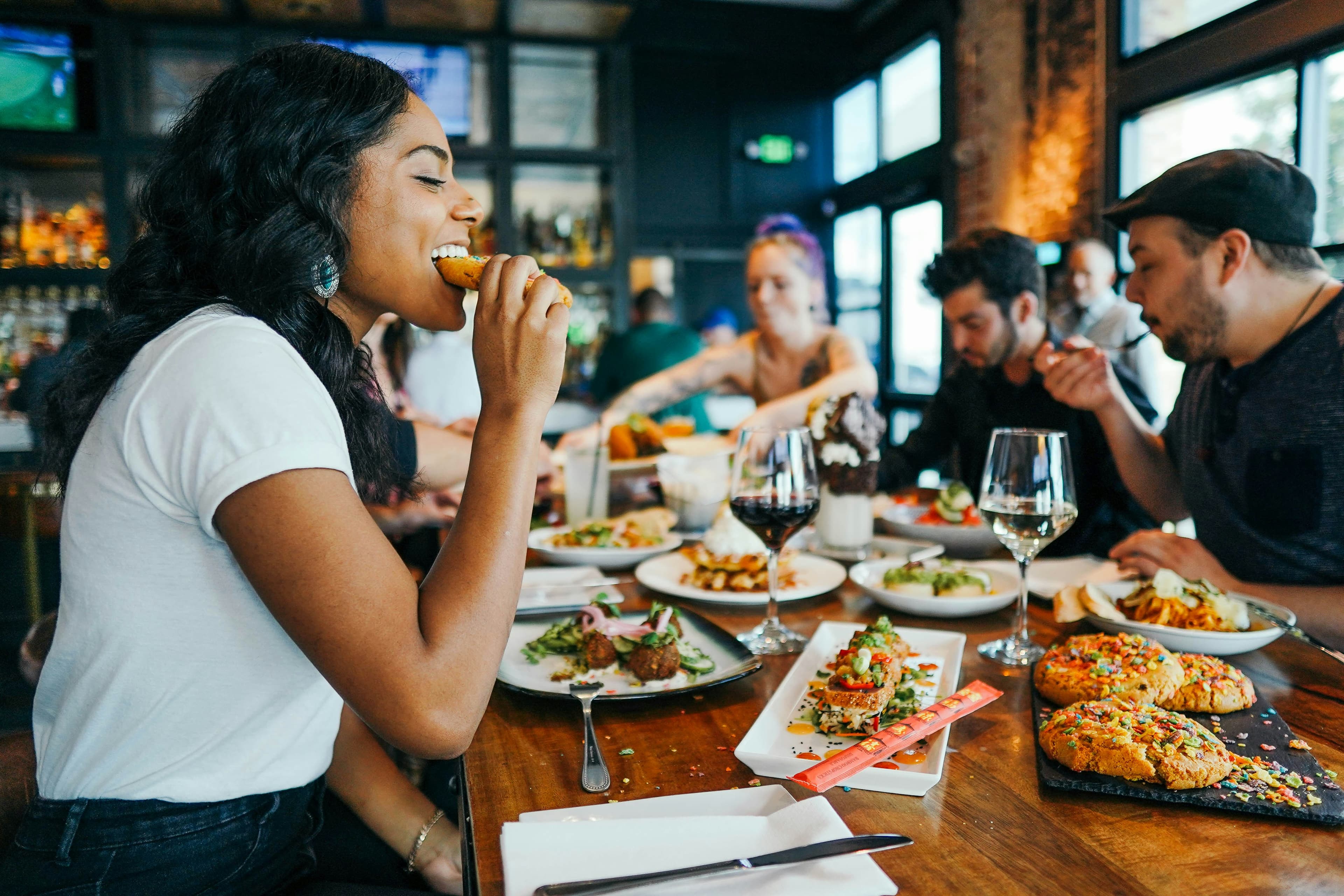 Clients partageant un repas