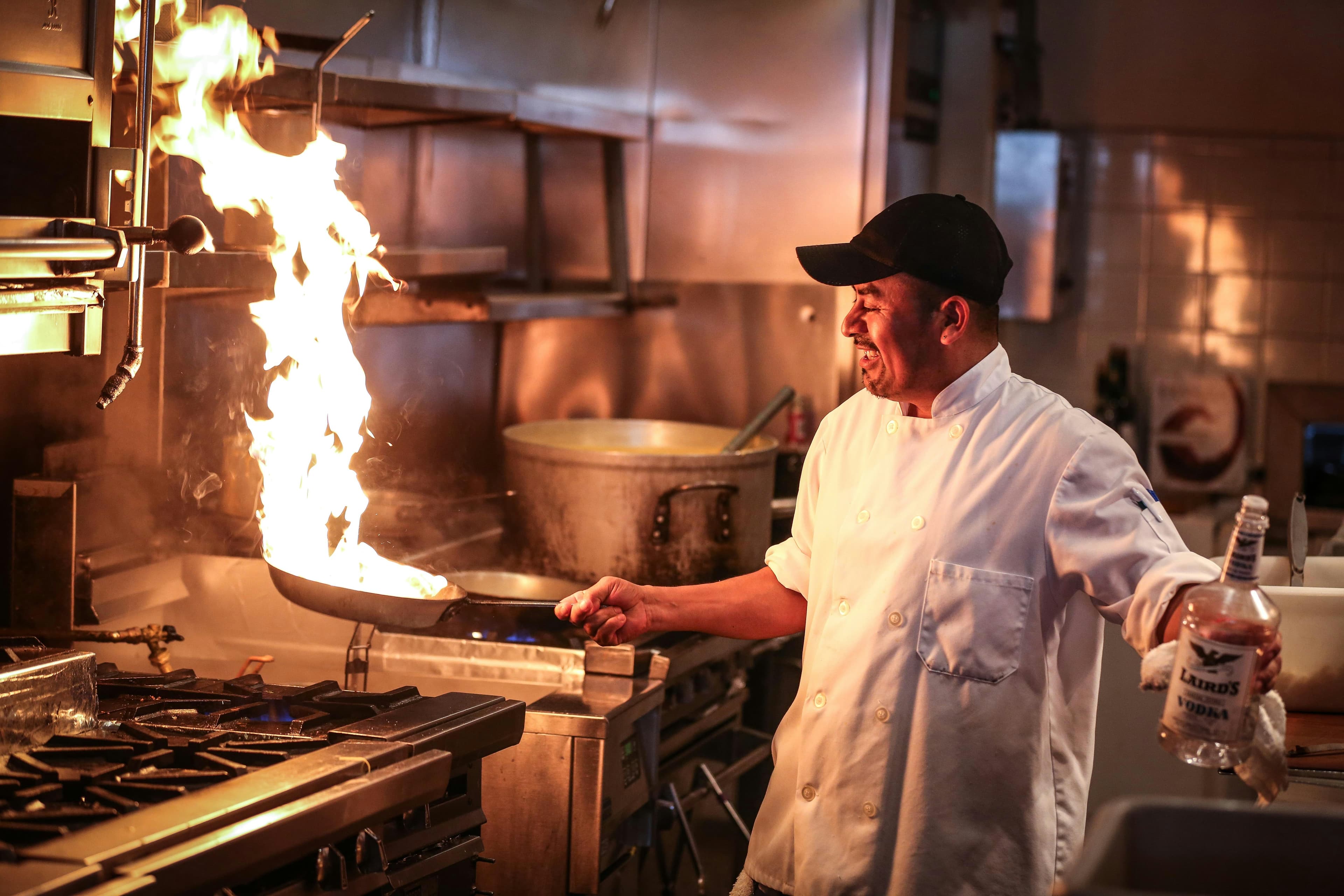 Chef au travail devant les fourneaux